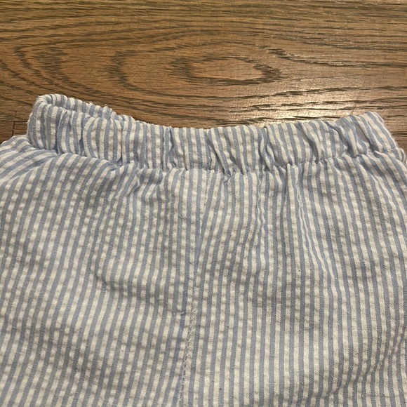 Seersucker Elastic Shorts 12months EUC - Picture 2 of 3